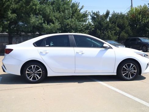 Used 2024 Kia Forte LXS w/ LXS Technology Package FWD image 4