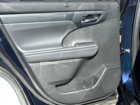 Used 2022 Toyota Highlander XLE image 28