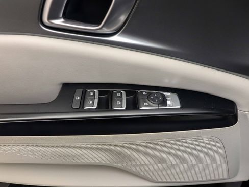 Used 2022 Kia Carnival LX image 24