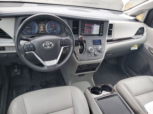 Used 2018 Toyota Sienna XLE Premium image 9