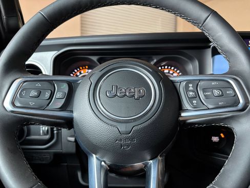 Used 2025 Jeep Wrangler Unlimited Sahara AWD/4WD image 27
