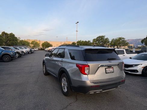 Used 2023 Ford Explorer XLT w/ Equipment Group 202A image 5