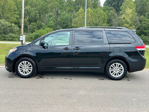 Used 2012 Toyota Sienna XLE w/ Entertainment Pkg FWD image 5