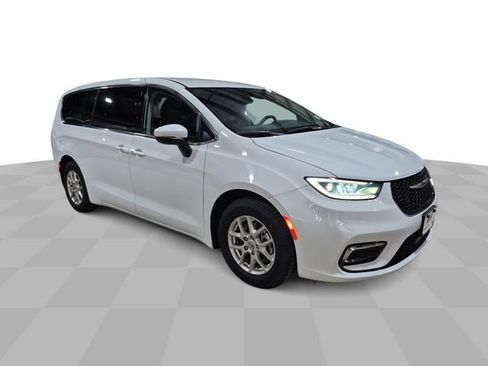 Used 2023 Chrysler Pacifica Touring-L FWD image 2