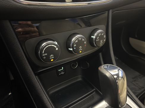 Used 2011 Chrysler 200 Limited FWD image 15