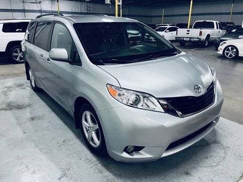 Used 2017 Toyota Sienna LE FWD image 2
