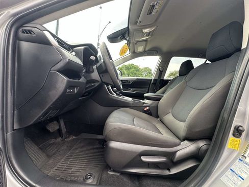 Used 2022 Toyota RAV4 LE AWD/4WD image 11