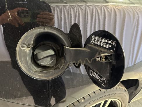 Used 2017 Volvo XC60 T6 R-Design w/ Climate Package image 15