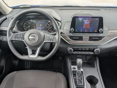 Used 2025 Nissan Altima 2.5 SV FWD image 30