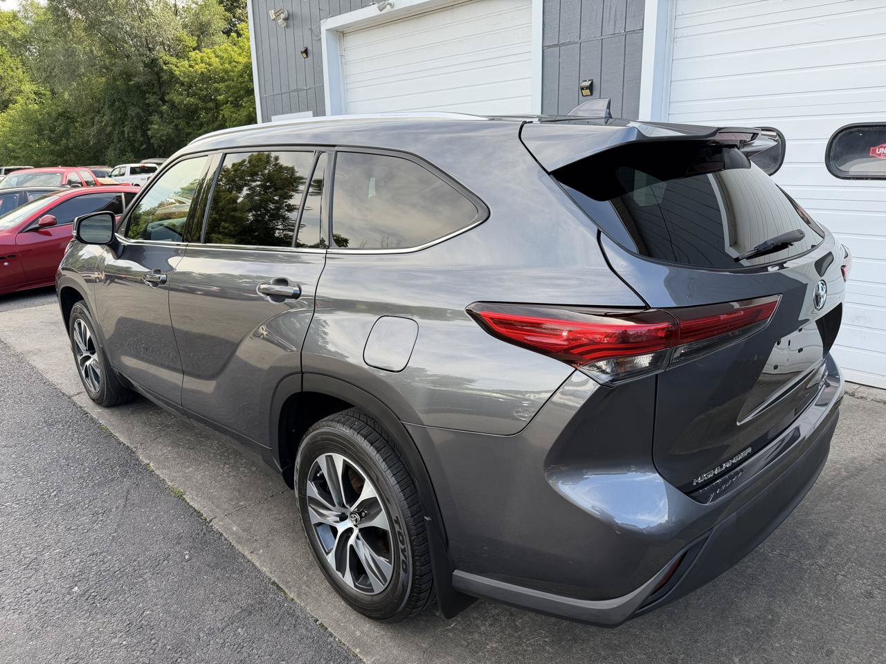 Used 2021 Toyota Highlander XLE AWD/4WD image 6
