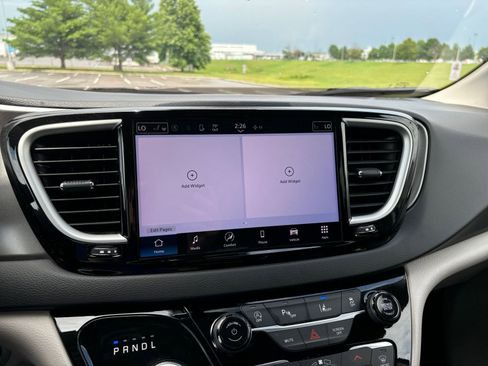 Used 2024 Chrysler Pacifica Touring-L image 23