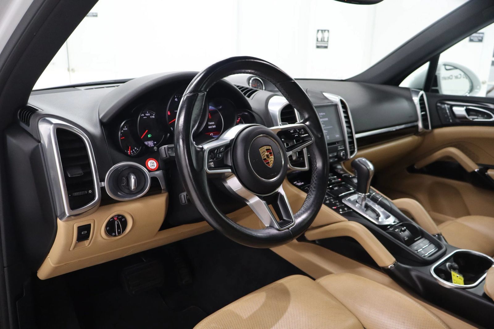 Used 2018 Porsche Cayenne AWD/4WD image 17
