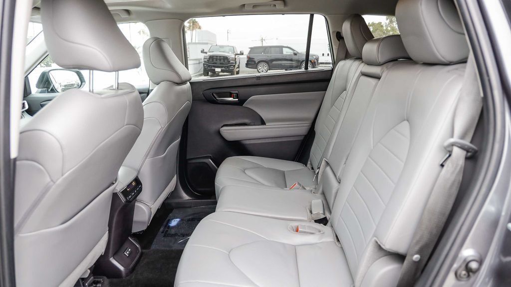 Used 2024 Toyota Highlander XLE AWD/4WD image 23