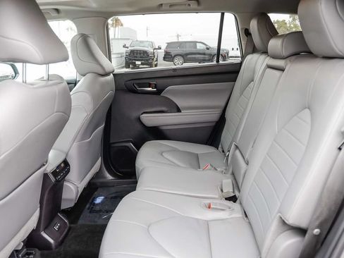 Used 2024 Toyota Highlander XLE AWD/4WD image 23