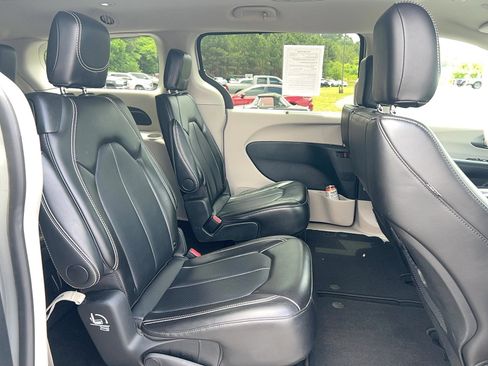 Used 2024 Chrysler Pacifica Touring-L FWD image 25