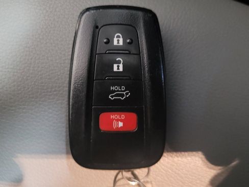 Used 2020 Toyota Highlander XLE image 32