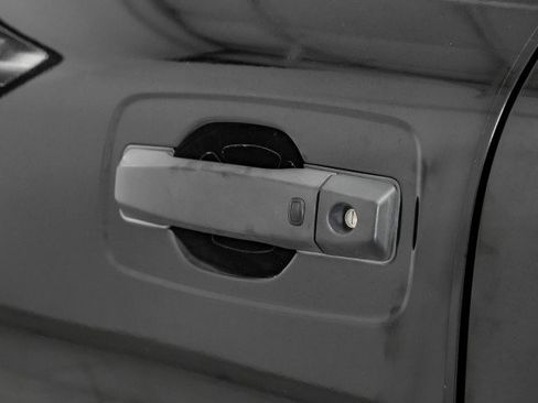 Used 2019 Nissan Titan SL w/ Midnight Edition image 39