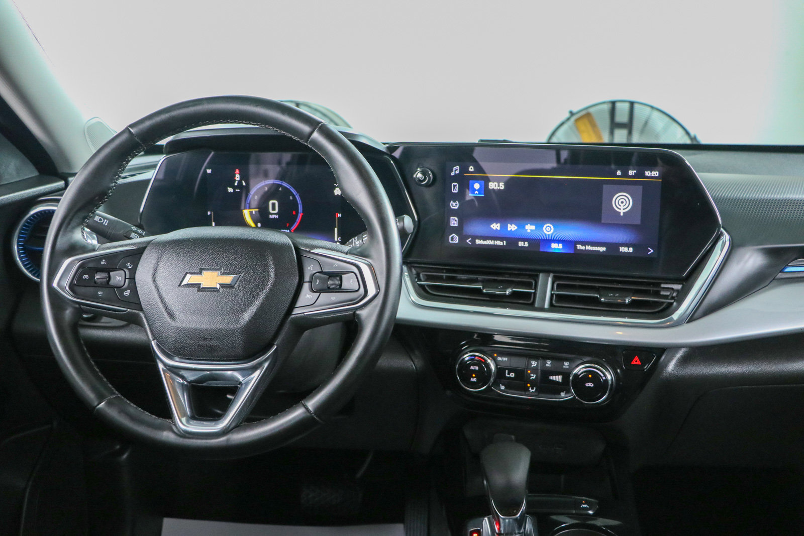 Used 2025 Chevrolet Trax LT w/ LT Convenience Package FWD image 17