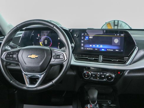 Used 2025 Chevrolet Trax LT w/ LT Convenience Package FWD image 17