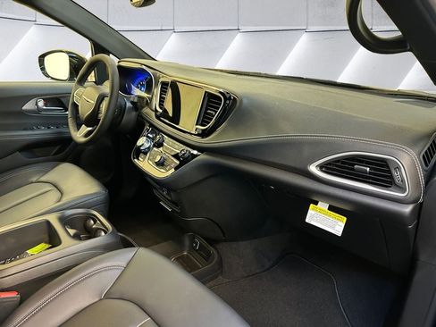New 2026 Chrysler Pacifica Select image 14