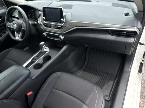 Used 2025 Nissan Altima 2.5 SV FWD image 11
