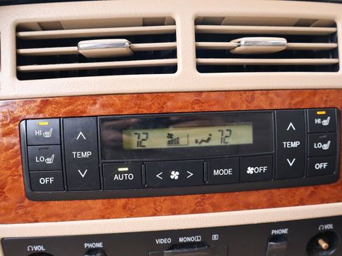 Used 2013 Toyota Land Cruiser image 25