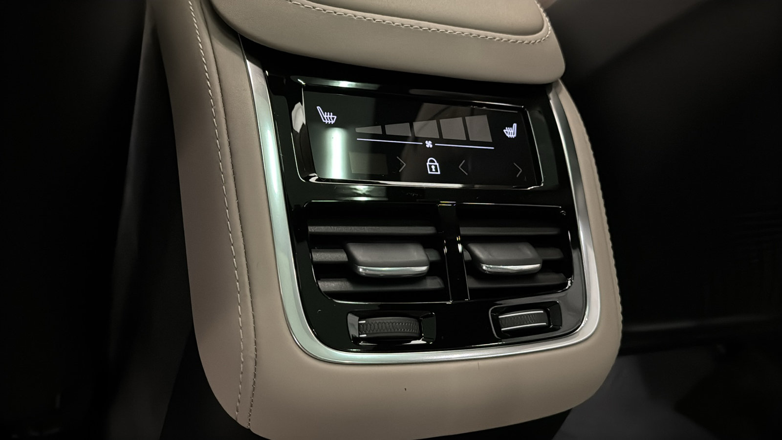 New 2026 Volvo XC90 T8 Plus w/ Protection Package Premier AWD/4WD image 28