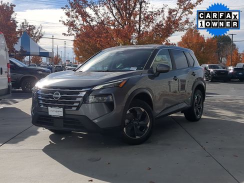 Used 2024 Nissan Rogue SV image 2