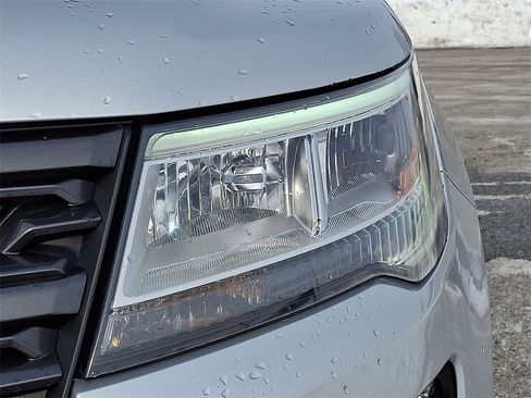 Used 2018 Ford Explorer XLT w/ Equipment Group 202A image 9