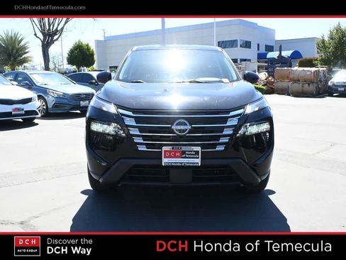 Used 2024 Nissan Rogue SV image 2