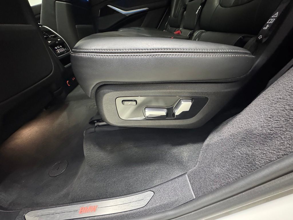 Used 2023 BMW X7 xDrive40i AWD/4WD image 25