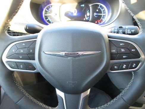 Used 2022 Chrysler Pacifica Touring-L image 19