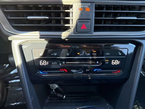 Certified 2025 Volkswagen Taos SE image 19