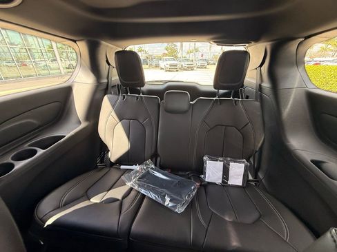 New 2026 Chrysler Pacifica Select FWD image 26