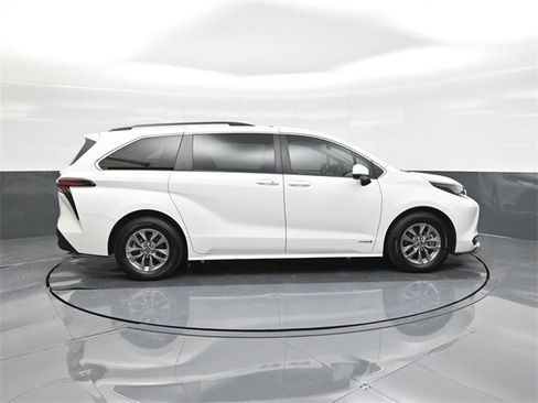 Used 2021 Toyota Sienna LE image 26