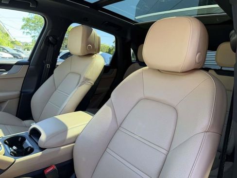 Used 2024 Porsche Cayenne AWD/4WD image 11
