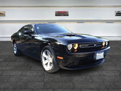 Used 2018 Dodge Challenger SXT RWD image 1