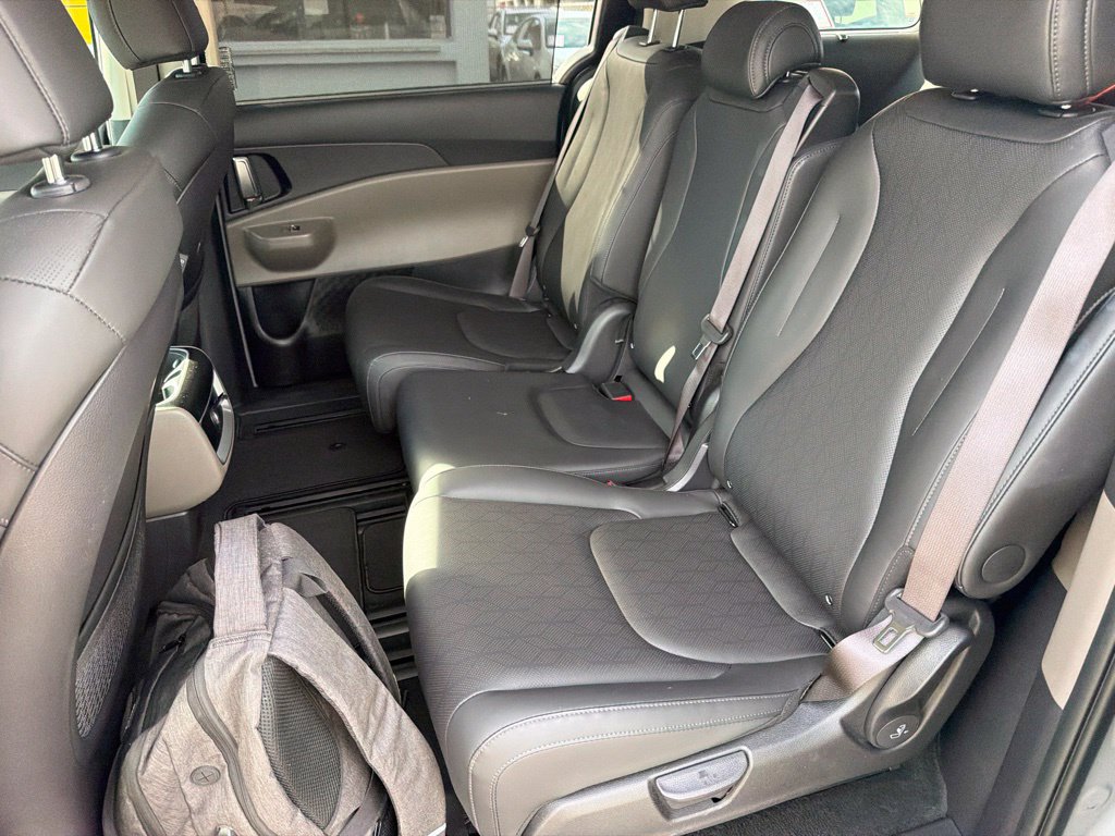 Used 2025 Kia Carnival EX FWD image 9