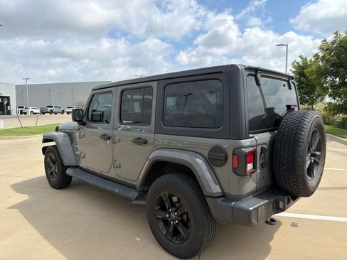 Used 2018 Jeep Wrangler Unlimited Sahara AWD/4WD image 4