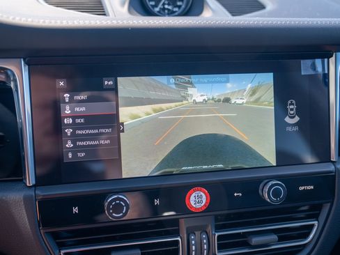 Certified 2026 Porsche Macan AWD/4WD image 18