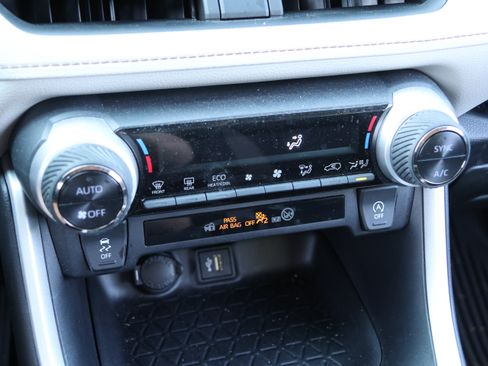 Used 2024 Toyota RAV4 XLE w/ Convenience Package FWD image 21
