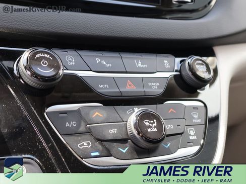 Used 2024 Chrysler Pacifica Touring-L FWD image 36
