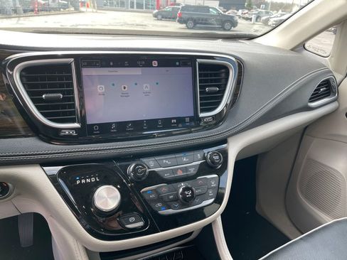 Used 2023 Chrysler Pacifica Limited image 18