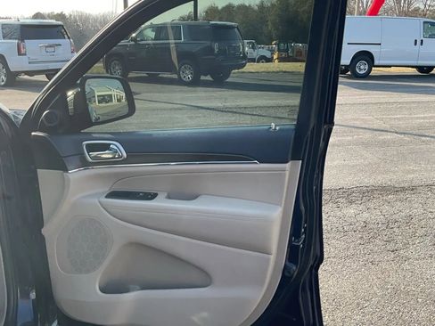 Used 2015 Jeep Grand Cherokee Limited w/ Luxury Group II image 33