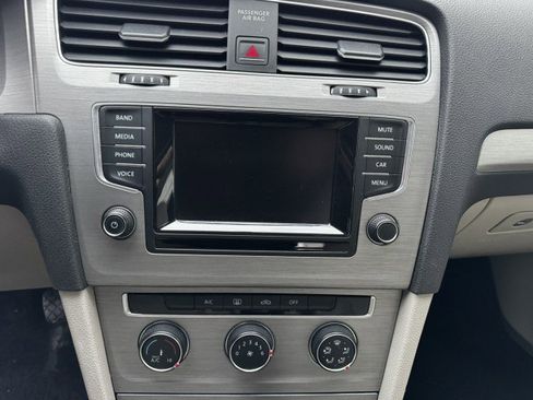 Used 2015 Volkswagen Golf S image 24