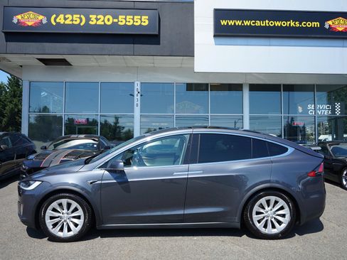 Used 2018 Tesla Model X 75D AWD/4WD image 2