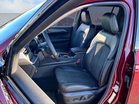 New 2025 Jeep Grand Cherokee Altitude image 11