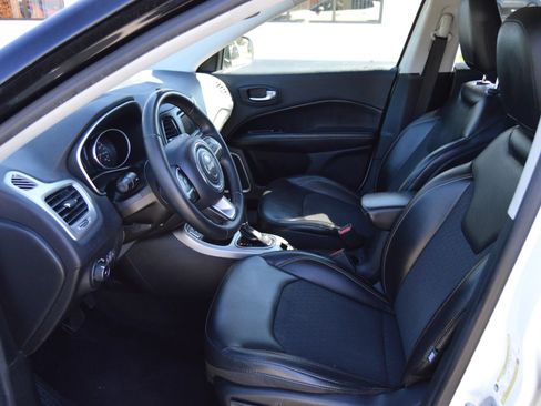 Used 2018 Jeep Compass Latitude FWD image 9