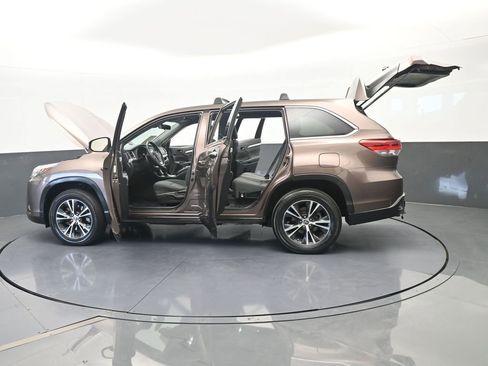 Used 2019 Toyota Highlander LE FWD image 71