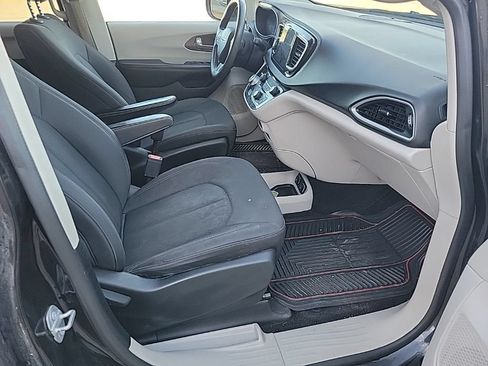 Used 2017 Chrysler Pacifica Touring w/ Tire & Wheel Group FWD image 13